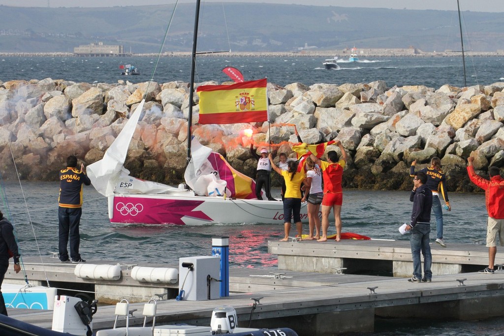 Spain arrive back into Olympic Harbour to a tremendous welcome form their supporters © Richard Gladwell www.photosport.co.nz